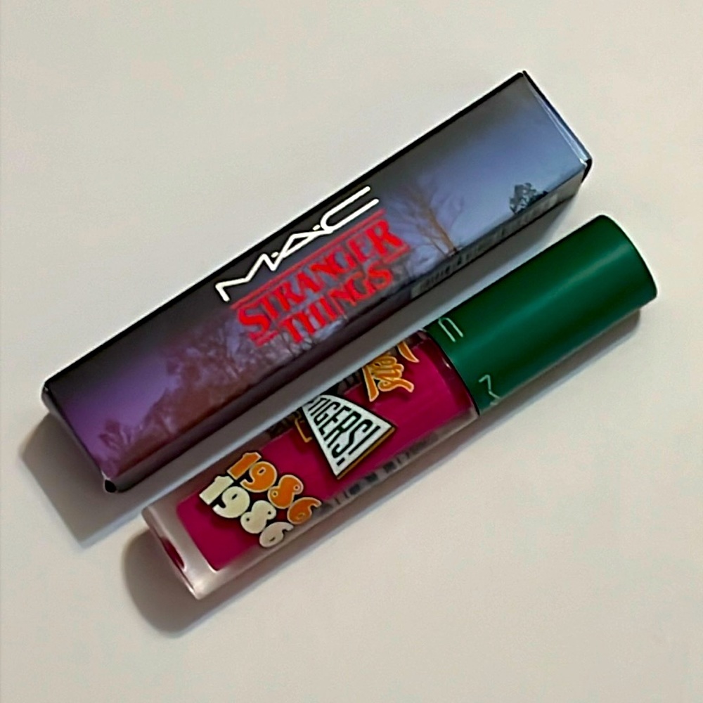 MAC STRANGER THINGS LIP GLASS - WILD WHEELER